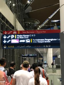 クアラルンプール交際空港のエスカレーターに乗ってバス出発地点へ